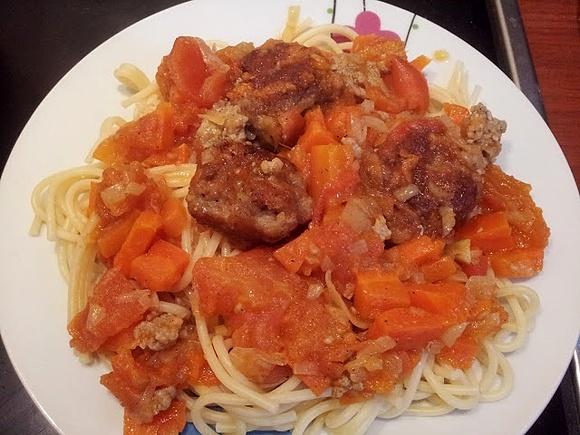 Spaghetti z klopsikami serowo-wołowymi