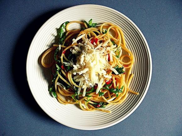 Spaghetti z czosnkiem chilli i rukolą