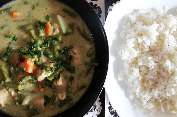 Zielone curry z kurczakiem i szparagami