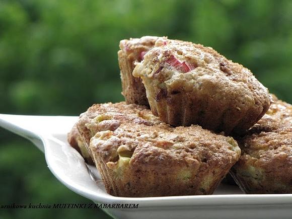 Muffinki z rabarbarem i orzechami