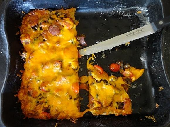 Pizza wiejska z sosem z selera naciowego i suszonych pomidorów
