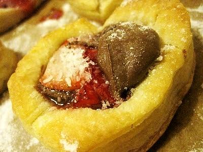 Francuskie ciasteczka z truskawkami i nutellą