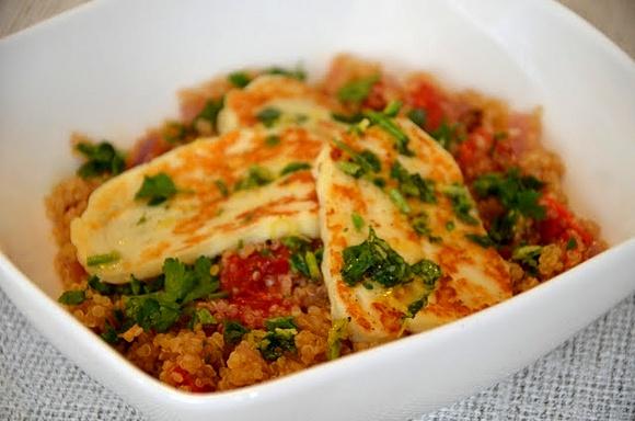 Sałatka z komosy ryżowej, grillowaną papryką i halloumi