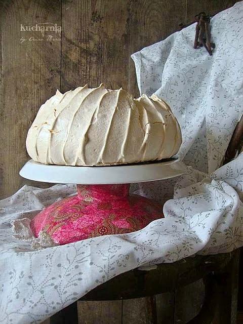 Duże dziecko. Tort bezowy z rabarbarem i różą.