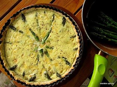 Orkiszowa tarta ze szparagami i taleggio