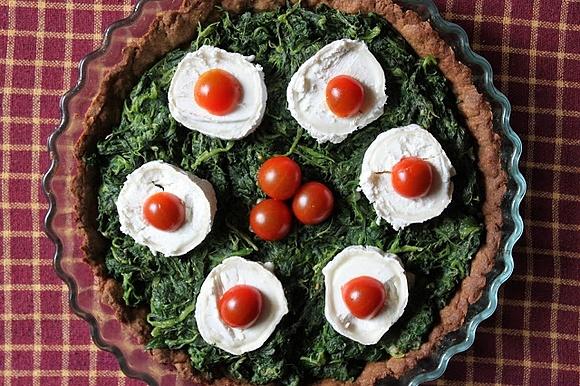 Tarta ze szpinakiem, serem kozim i pomidorkami koktajlowymi