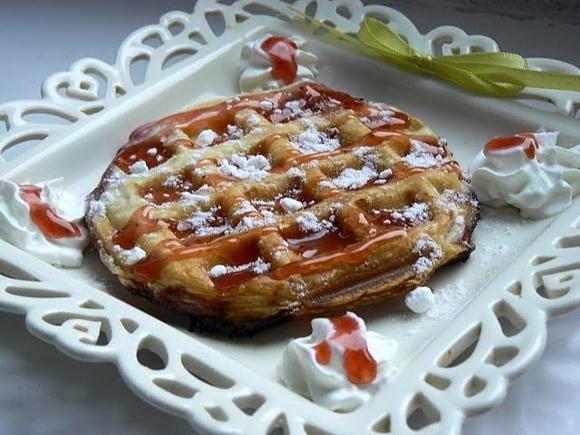 Ekspresowe gofry z ciasta francuskiego nadziane konfiturą