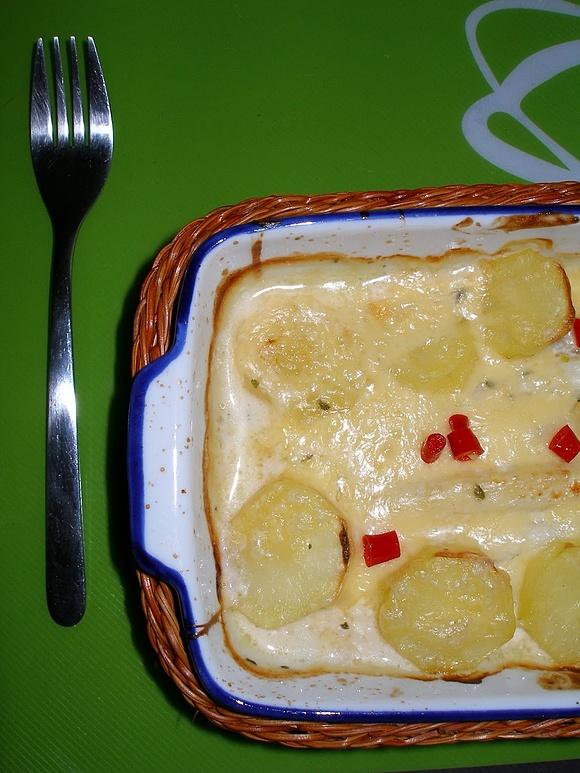 Schab zapiekany ze szparagami w sosie serowym