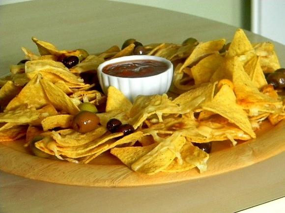 Zapiekane nachos z oliwkami