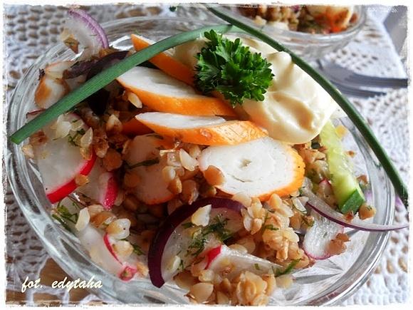 Chrupiąca sałatka gryczana z surimi