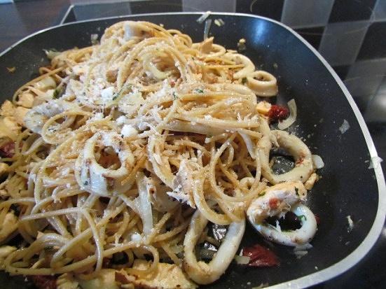 Spaghetti z łososiem i kalmarami