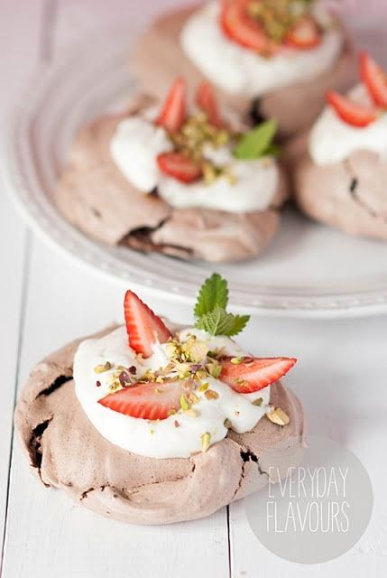 Czekoladowe mini pavlovy
