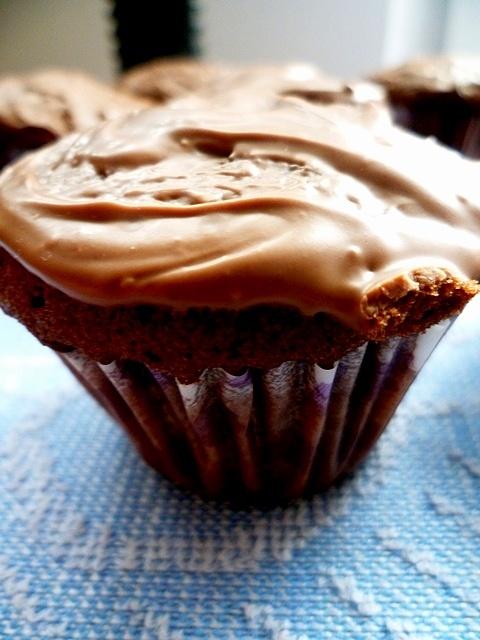 Czekoladowe muffiny z truskawkami