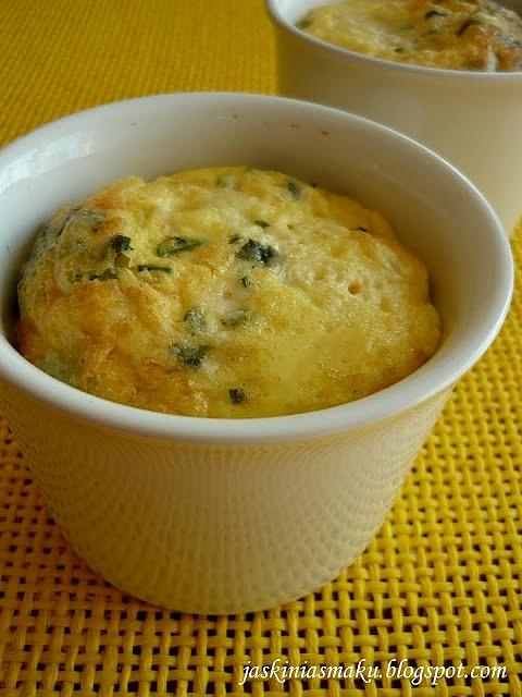 Jajka zapiekane z brokułem i parmezanem