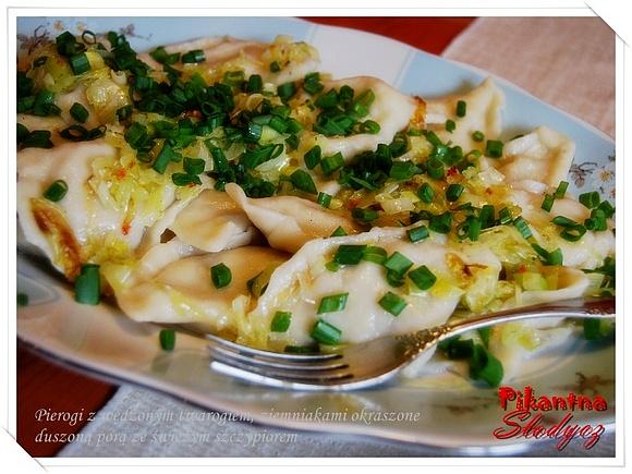 Pierogi z wędzonym twarogiem, ziemniakami i duszoną porą ze szczypiorem