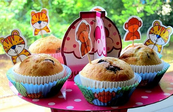 Pyszne muffinki dla dzieci z bananami i czekoladowymi groszkami