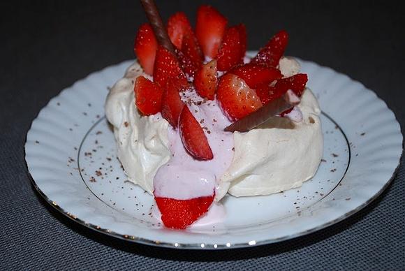 Pavlova z ricottą i truskawkami w wersji mini