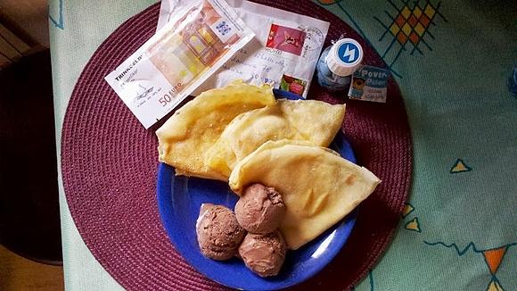 Naleśniki pszenne z cytrynowym twarożkiem i lodami czekoladowymi
