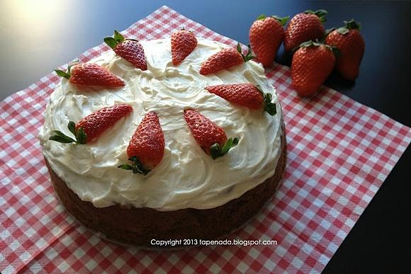 Ciasto marchewkowe z kremem mascarpone i truskawkami