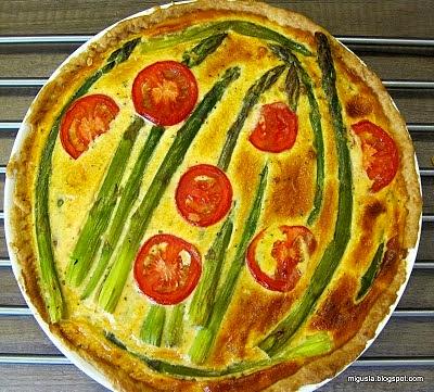 Tarta cztery sery ze szparagami i rzymskim pomidorem