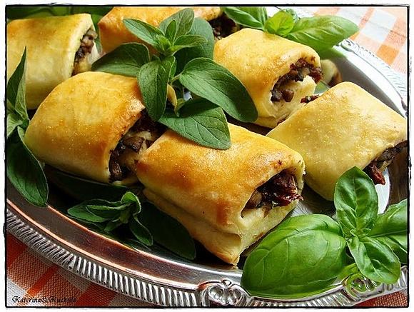 Paszteciki z pieczarkami i suszonymi pomidorami