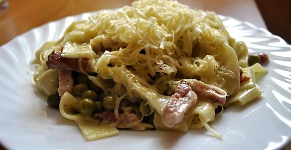 Tagliatelle z boczkiem i groszkiem w sosie śmietanowym