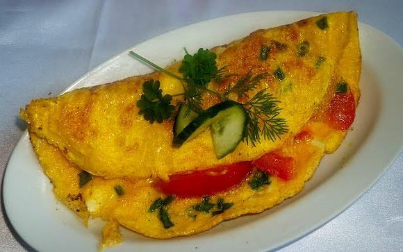 Omlet z pomidorem i szczypiorem