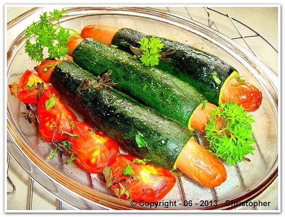 Cukiniowe hot dogi z parówkami i ziołami