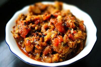 Zaalouk - marokańska pasta z bakłażana z pomidorami i czosnkiem