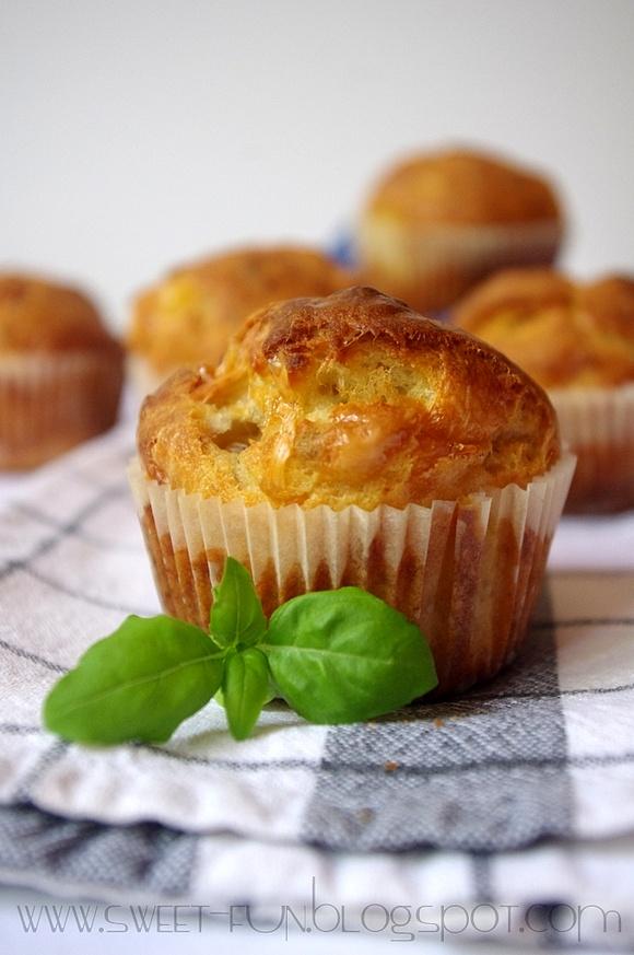 Wytrawne muffiny ze szparagami i cheddarem
