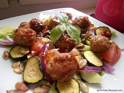 Sałatka z mięsnymi kulkami i grillowaną cukinią