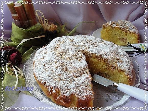 Kefirowe ciasto z rabarbarem i kruszonką z otrębów owsianych