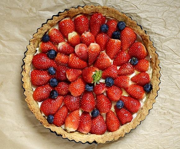 Migdałowa tarta z truskawkami na mascarpone