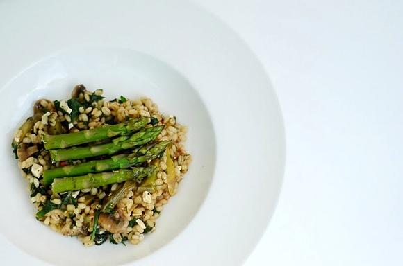 Kaszotto z zielonymi szparagami i szpinakiem