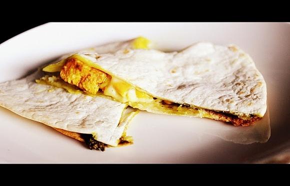 Quesadilla z zielonym pesto i kurczakiem w curry
