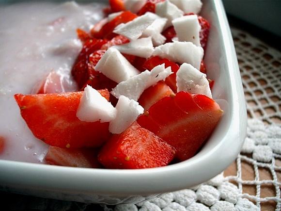 Śniadanie na truskawkowym mleku z płatkami ryżowymi i kokosem