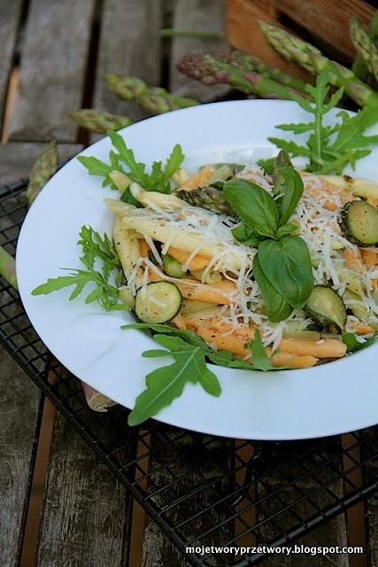 Makaron tricolore ze szparagami cukinią rucolą i parmezanem