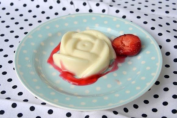 Różana panna cotta - deser na zimno z aromatem róży