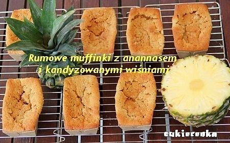 Rumowe muffinki z ananasem i kandyzowanymi wiśniami