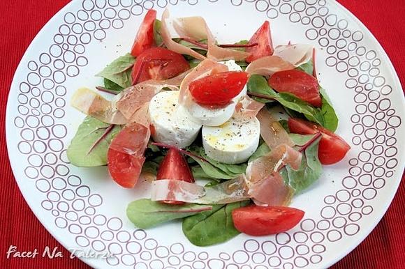 Sałatka z młodej botwinki z kozim serem i prosciutto