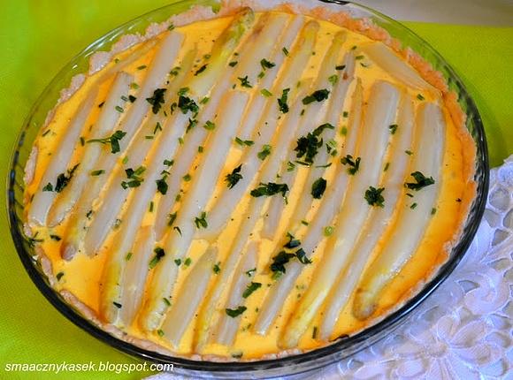 Quiche ze szparagami i wędzonym łososiem