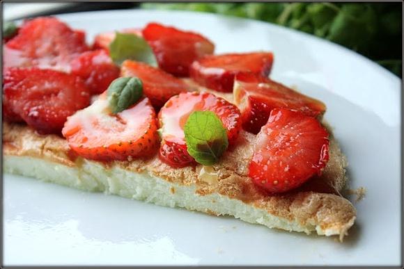 Bezowy omlet z truskawkami, miętą i miodem gryczano-nawłociowym