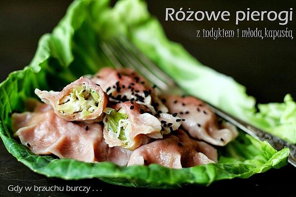 Różowe pierogi z farszem z indyka i młodej kapusty