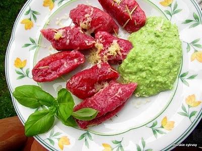 Buraczane gnocchi z groszkowym pesto