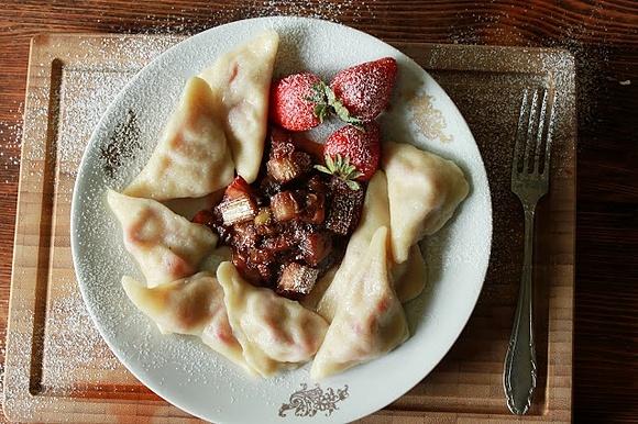 Pierogi z truskawkami, pieprzem i ziołami
