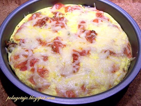 Frittata z bakłażanem, salami pepperoni i pomidorami