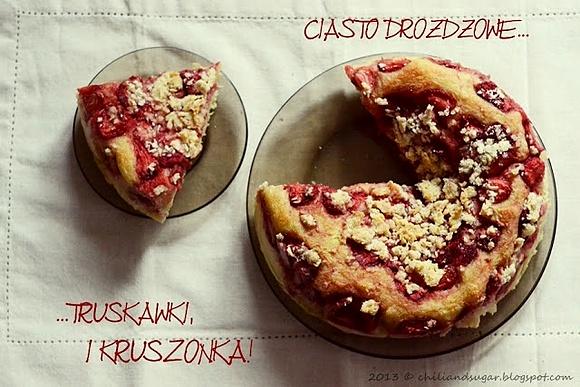 Ciasto drożdżowe z truskawkami i kruszonką