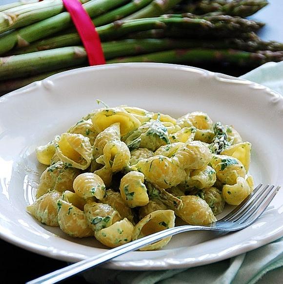 Muszle makaronowe z pesto z fety i zielonej pietruszki