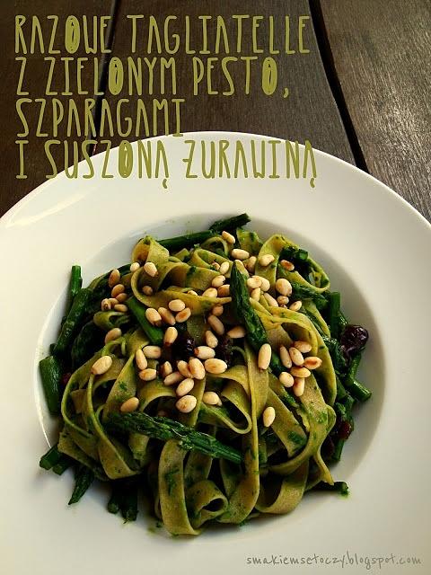 Razowe tagliatelle z zielonym pesto, szparagami i suszoną żurawiną