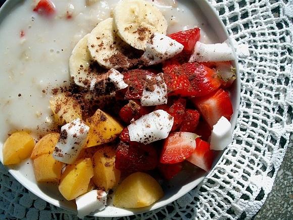 Słoneczna owsianka na mleku z bananem i kokosem